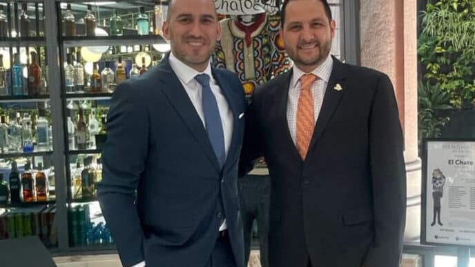 speakers/headshot
Dos hombres posan en Inmobiliare Summits, evento de real estate en México. Promoción de Grupo Waldo's, plan de expansión en LATAM.