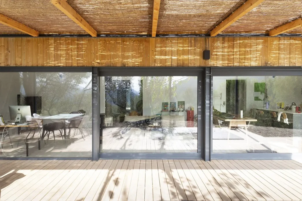 venue/architecture
Arquitectura con vidrio en Inmobiliare Summits, México. Diseño moderno con ventanales amplios y techo de madera. Espacios luminosos para bioconstrucción.