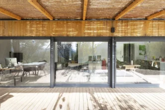 venue/architecture
Arquitectura con vidrio en Inmobiliare Summits, México. Diseño moderno con ventanales amplios y techo de madera. Espacios luminosos para bioconstrucción.