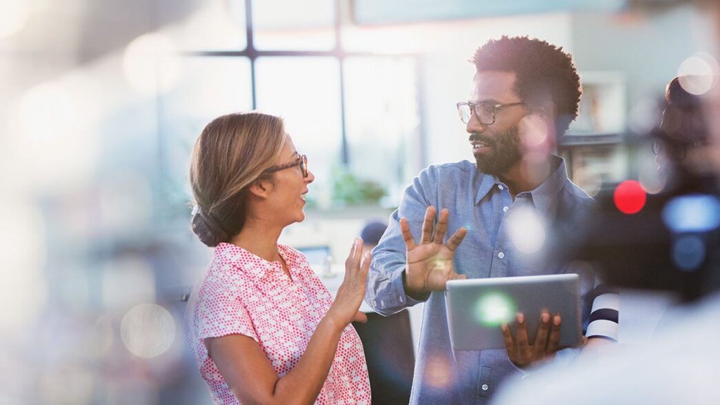 Networking en Inmobiliare Summits. Asistentes conversan sobre real estate y oportunidades en la conferencia LATAM.