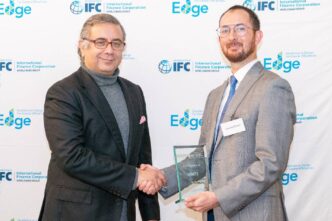 Entrega de premio a Gonzalo Prida en Inmobiliare Summits. Reconocimiento a Vinte en evento de real estate en México. Patrocinadores EDGE e IFC.