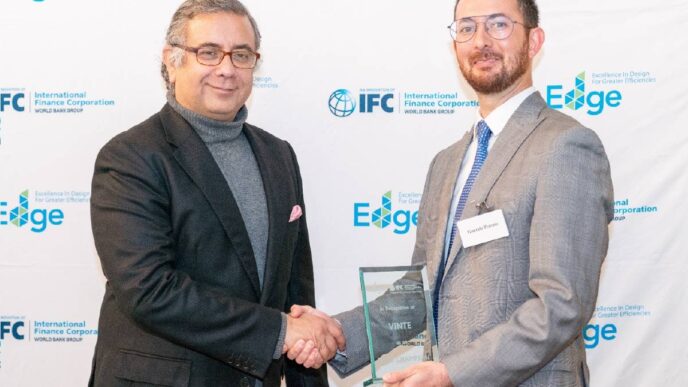 Entrega de premio a Gonzalo Prida en Inmobiliare Summits. Reconocimiento a Vinte en evento de real estate en México. Patrocinadores EDGE e IFC.