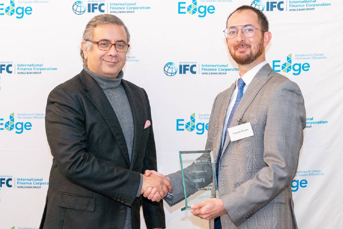 Entrega de premio a Gonzalo Prida en Inmobiliare Summits. Reconocimiento a Vinte en evento de real estate en México. Patrocinadores EDGE e IFC.