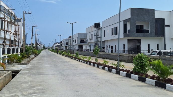 Vista de calle en Nigeria con casas modernas, ilustrando la inversión inmobiliaria de Vira Property y su redefinición del sector. Urbanismo y diseño.