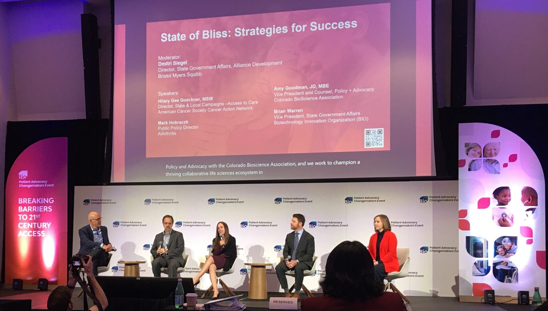 Clasificación: on-stage panel

Panelistas en conferencia LATAM discuten State of Bliss: Strategies for Success. Nombres visibles en pantalla. Inmobiliare Summits.