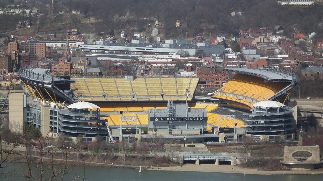 venue/architecture
Vista panorámica del Acrisure Stadium, sede de eventos y conferencias en la ciudad. Arquitectura moderna en un entorno urbano.