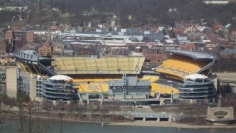 venue/architecture
Vista panorámica del Acrisure Stadium, sede de eventos y conferencias en la ciudad. Arquitectura moderna en un entorno urbano.