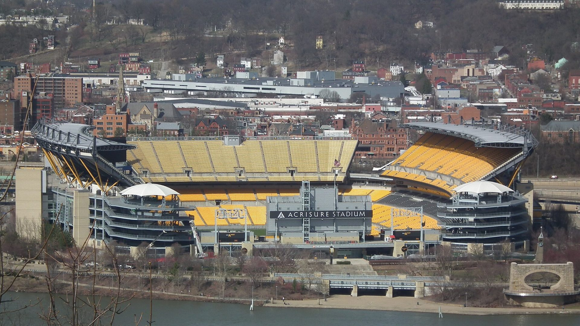 venue/architecture
Vista panorámica del Acrisure Stadium, sede de eventos y conferencias en la ciudad. Arquitectura moderna en un entorno urbano.