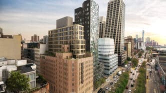 Vista aérea de Nueva York mostrando la transformación de una correccional en vivienda asequible. Edificios altos dominan el paisaje urbano.