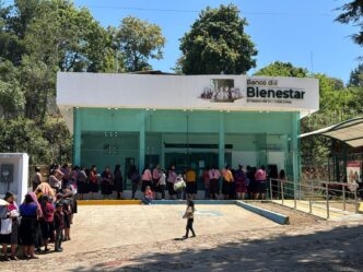 Here are some possible alt texts:

**Response 1:**
venue/architecture

Banco del Bienestar en México con fila de personas esperando. El banco apoya a comunidades en todo México. #México #BancoBienestar

**Response 2:**
venue/architecture

Personas hacen fila en Banco del Bienestar en México. La institución bancaria busca apoyar a las comunidades. #BancoBienestar #México #Comunidad