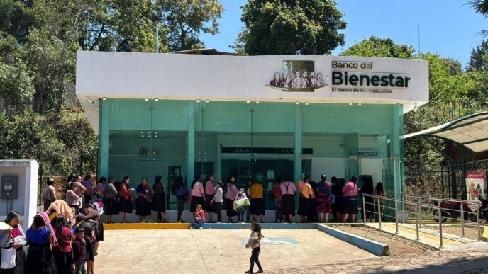 Here are some possible alt texts:

**Response 1:**
venue/architecture

Banco del Bienestar en México con fila de personas esperando. El banco apoya a comunidades en todo México. #México #BancoBienestar

**Response 2:**
venue/architecture

Personas hacen fila en Banco del Bienestar en México. La institución bancaria busca apoyar a las comunidades. #BancoBienestar #México #Comunidad