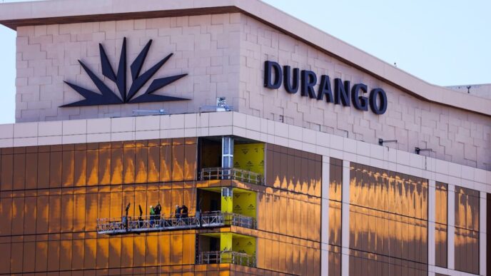 venue/architecture
Edificio Durango en construcción. Reflejo dorado en ventanas. Arquitectura moderna en Durango, México. Inmobiliare Summits real estate.