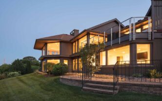 Moderna vivienda en Mérida, reflejo del desarrollo poblacional, con amplias ventanas y diseño contemporáneo. Tinsa México destaca el crecimiento inmobiliario.