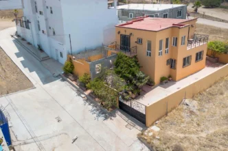 Vivienda en México en construcción, con diseño arquitectónico moderno y patio con vegetación. Solución inmobiliaria desde Chile para agentes.