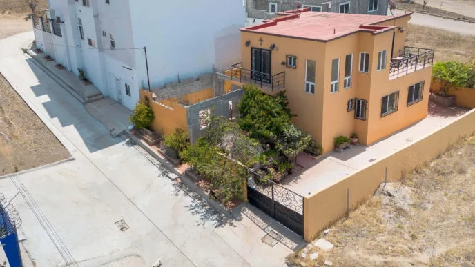 Vivienda en México en construcción, con diseño arquitectónico moderno y patio con vegetación. Solución inmobiliaria desde Chile para agentes.