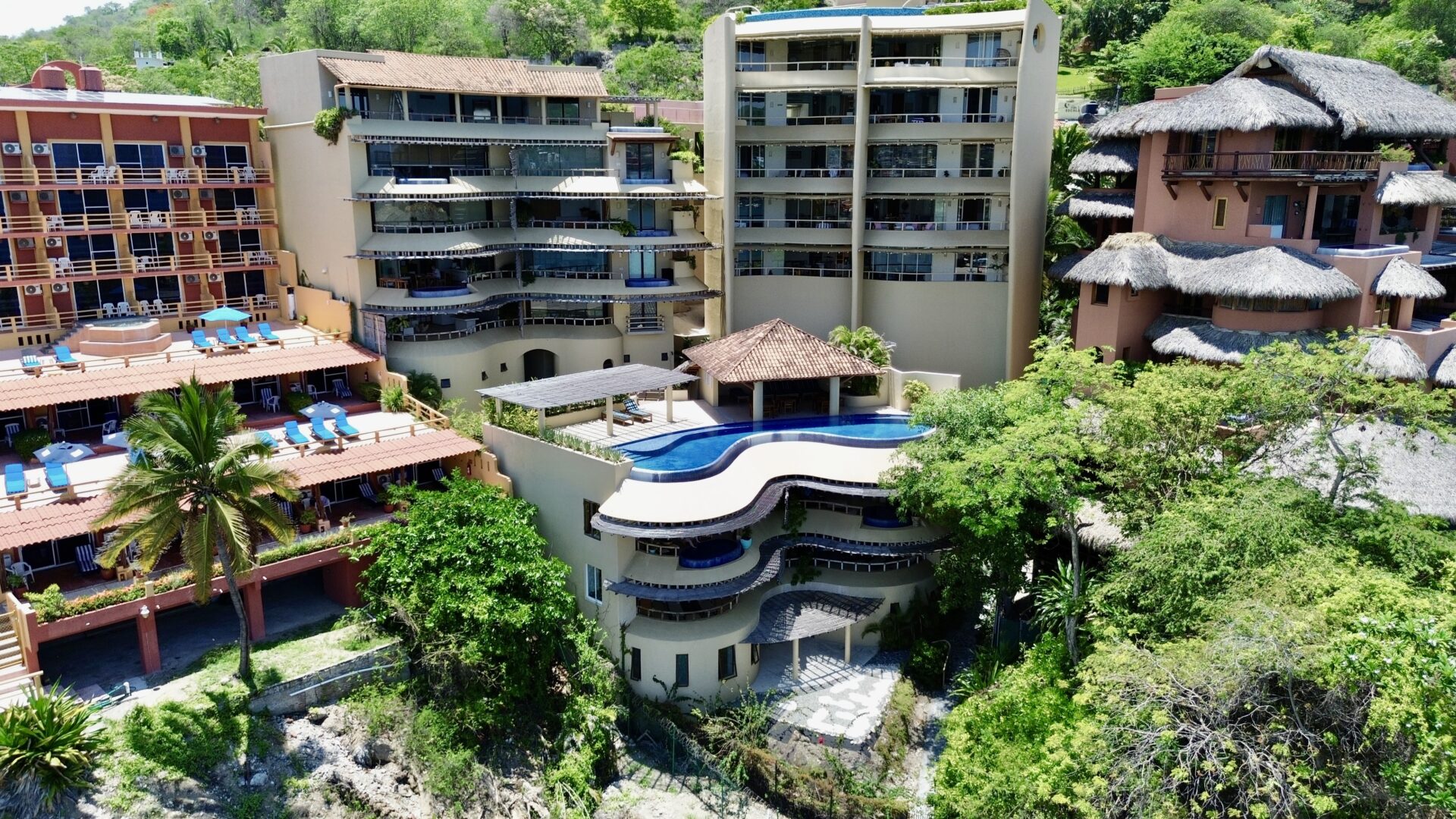 Venue/Architecture.
Vista aérea de inmuebles residenciales de lujo en México. Arquitectura moderna y entorno natural. Inmobiliare Summits destaca el sector real estate en LATAM.