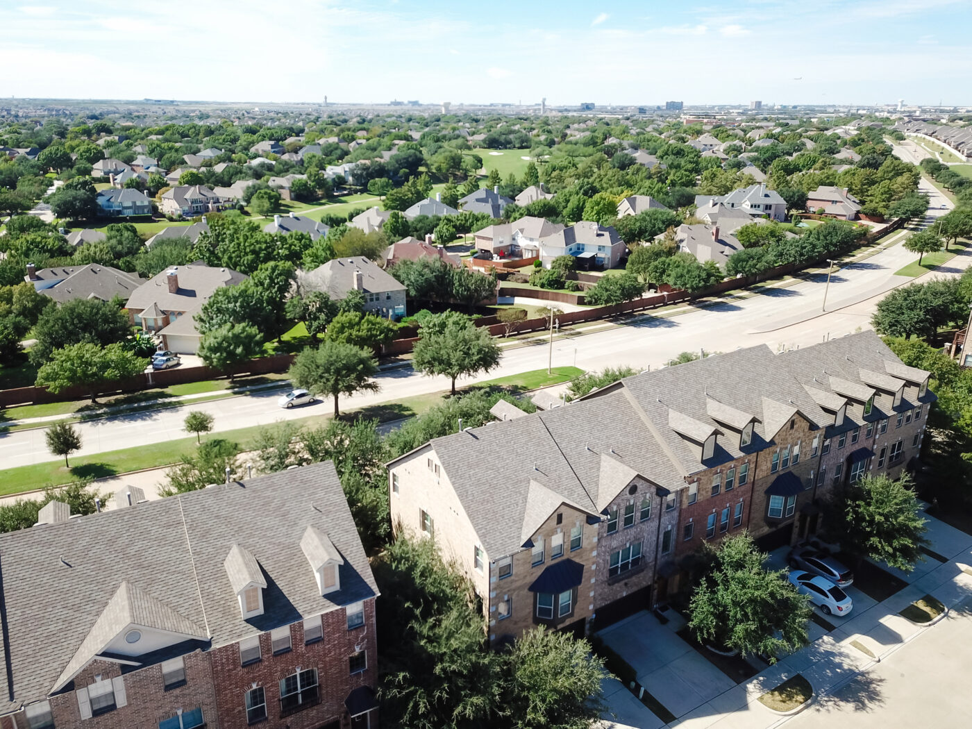 Vista aérea de viviendas en renta, mostrando un sector resiliente con casas rodeadas de árboles. Ideal para la nueva generación buscando hogar.