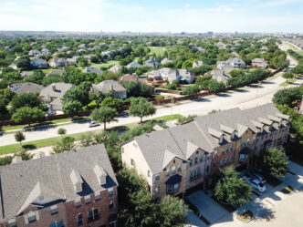 Vista aérea de viviendas en renta, mostrando un sector resiliente con casas rodeadas de árboles. Ideal para la nueva generación buscando hogar.