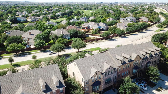 Vista aérea de viviendas en renta, mostrando un sector resiliente con casas rodeadas de árboles. Ideal para la nueva generación buscando hogar.