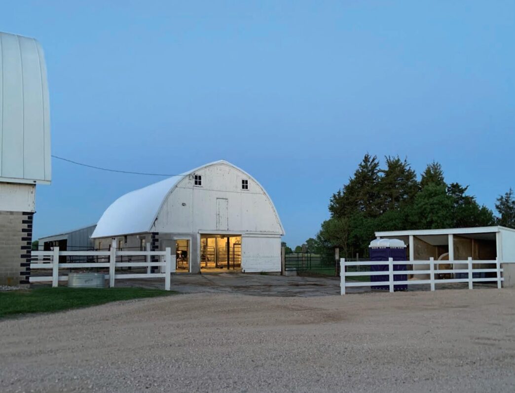 Venue/architecture

Granja lechera con establo blanco al atardecer. Arquitectura rural en Inmobiliare Summits. Diseño y construcción de inmuebles.