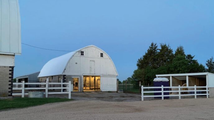 Venue/architecture

Granja lechera con establo blanco al atardecer. Arquitectura rural en Inmobiliare Summits. Diseño y construcción de inmuebles.