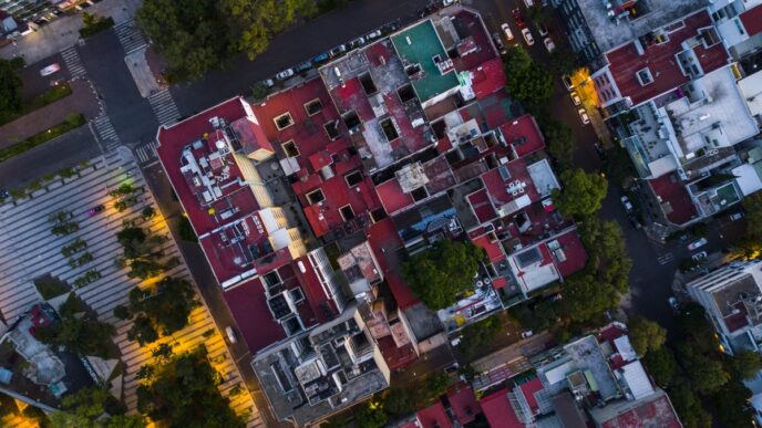 Vista aérea de viviendas residenciales en CDMX con techos rojos y áreas verdes. El segmento más comercializado en la Ciudad de México se aprecia aquí.