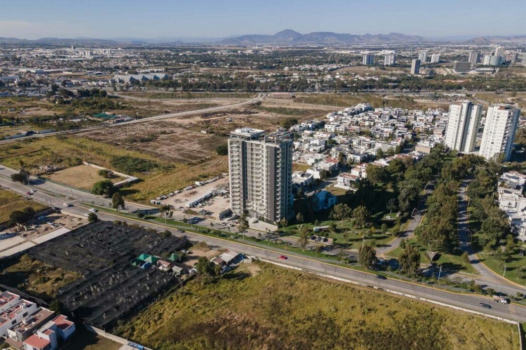 venue/architecture
Vista aérea de la ciudad de México con edificios modernos. Inmobiliare Summits destaca el sector de real estate en LATAM.