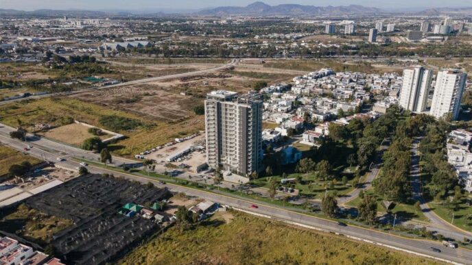venue/architecture
Vista aérea de la ciudad de México con edificios modernos. Inmobiliare Summits destaca el sector de real estate en LATAM.
