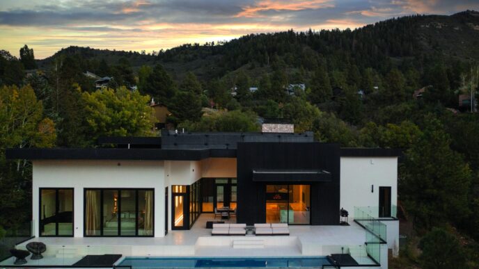 Venue/architecture.
Arquitectura moderna de vivienda vertical en Durango, México. Diseño inmobiliario destacado en Inmobiliare Summits y conferencias de real estate.