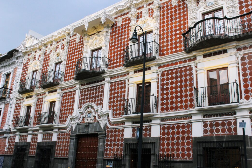 Venue/architecture.

Fachada de la Casa de los Azulejos, un edificio histórico en Ciudad de México, posible sede de Inmobiliare Summits. Arquitectura colonial en México.