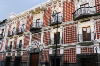 Venue/architecture.

Fachada de la Casa de los Azulejos, un edificio histórico en Ciudad de México, posible sede de Inmobiliare Summits. Arquitectura colonial en México.