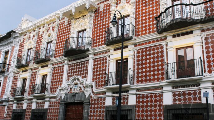 Venue/architecture.

Fachada de la Casa de los Azulejos, un edificio histórico en Ciudad de México, posible sede de Inmobiliare Summits. Arquitectura colonial en México.