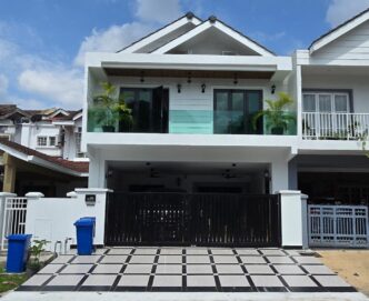 Casa moderna cerca del AIFA con balcón, portón negro y detalles en blanco. Viviendas con precios en aumento, ideal para invertir cerca del AIFA.