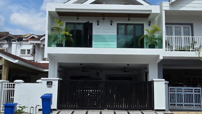 Casa moderna cerca del AIFA con balcón, portón negro y detalles en blanco. Viviendas con precios en aumento, ideal para invertir cerca del AIFA.