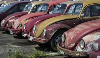 City/Destination
Vocho taxis abandonados en Puebla, reflejo de la inversión de Volkswagen en México. Un símbolo de la ciudad en espera de renovación.