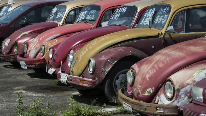 City/Destination
Vocho taxis abandonados en Puebla, reflejo de la inversión de Volkswagen en México. Un símbolo de la ciudad en espera de renovación.