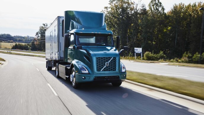 Camión Volvo eléctrico circulando. Impacto electrificación pesada en Real Estate. Transporte sostenible y futuro del sector inmobiliario Volvo.