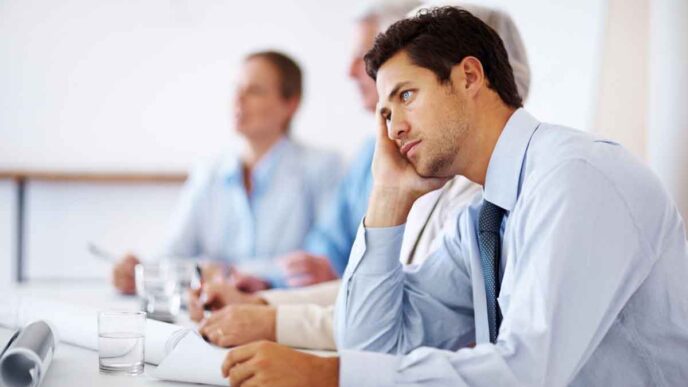 Asistente con cansancio durante conferencia Inmobiliare Summits. Evento real estate en México, LATAM.