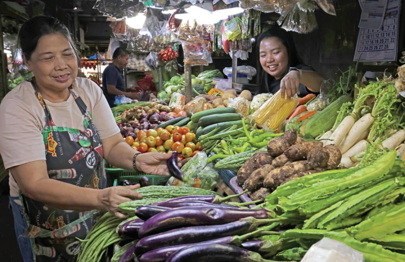 Mercado en Yucatán con variedad de vegetales frescos. Walmart invierte en 28 nuevas tiendas en Yucatán, impulsando la economía local. ¡Productos frescos!