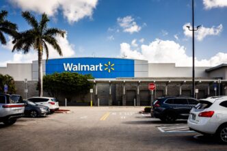city/destination

Walmart en un día soleado. Tienda minorista con estacionamiento lleno y cielo azul con palmeras. #ciudad #EEUU #compras