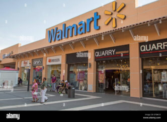 Venue/architecture.

Edificio comercial con tiendas como Walmart y Quarry. Arquitectura urbana en ciudad. Marcas visibles.