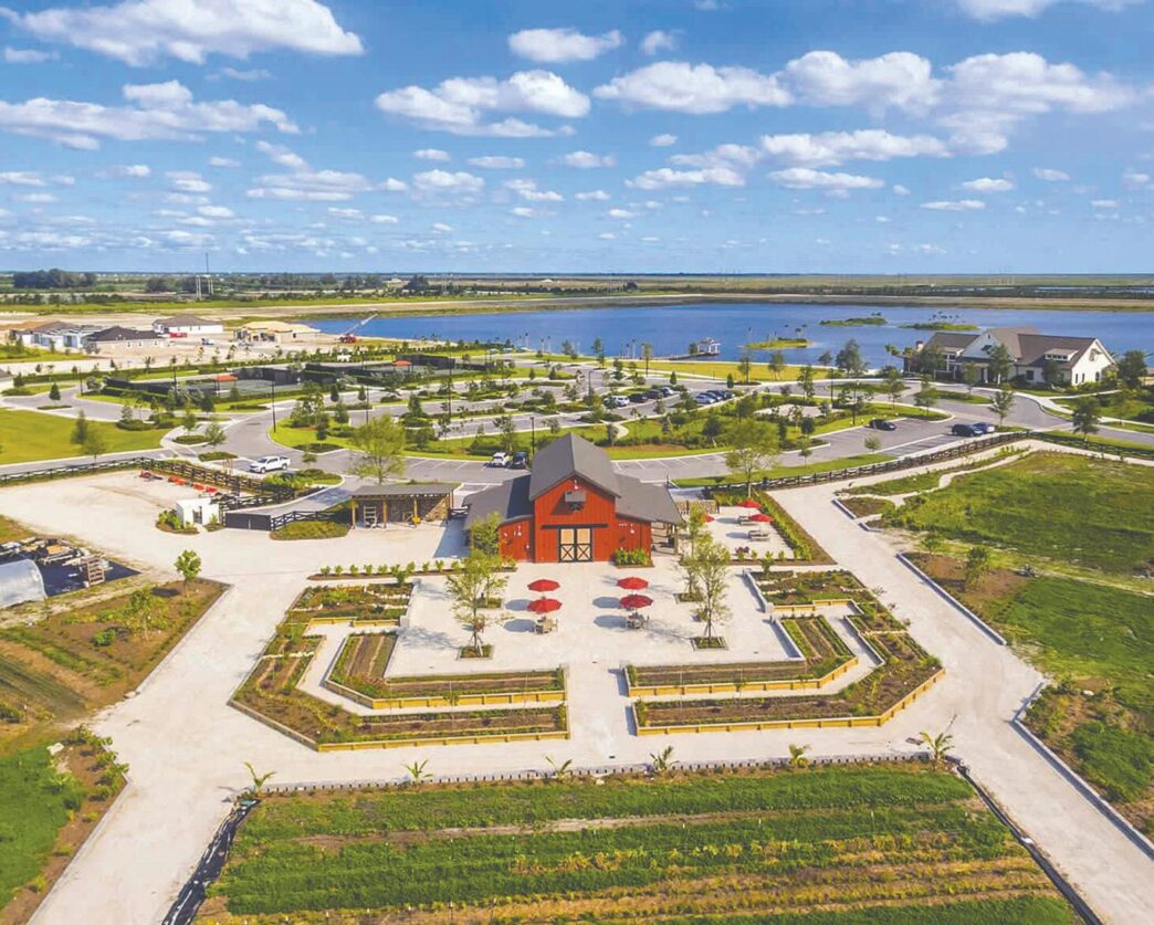 venue/architecture
Vista aérea de un lugar al aire libre con un granero rojo, jardines y un lago. Diseño arquitectónico para eventos Inmobiliare Summits y conferencias en LATAM.