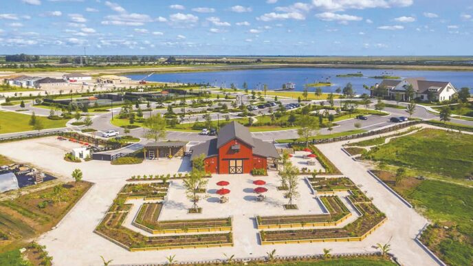 venue/architecture
Vista aérea de un lugar al aire libre con un granero rojo, jardines y un lago. Diseño arquitectónico para eventos Inmobiliare Summits y conferencias en LATAM.