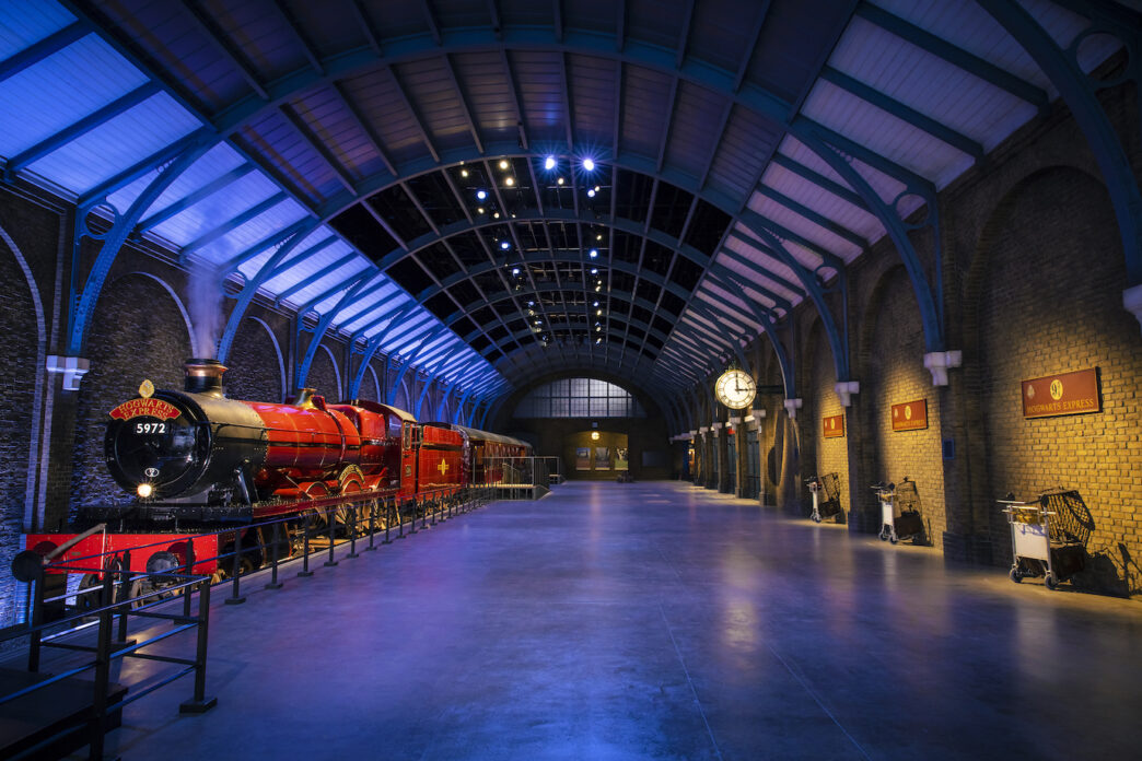 venue/architecture

Andén con tren Hogwarts Express en estudio Warner Bros. Londres, Reino Unido. Arquitectura de ladrillo y techo abovedado con iluminación azul.