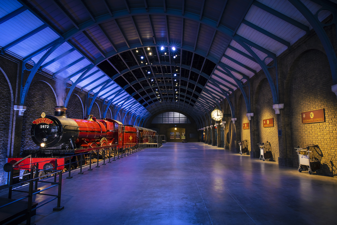venue/architecture

Andén con tren Hogwarts Express en estudio Warner Bros. Londres, Reino Unido. Arquitectura de ladrillo y techo abovedado con iluminación azul.