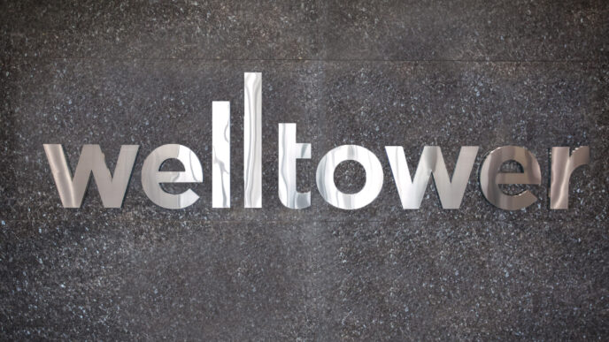 Logotipo de Welltower en pared texturizada. Welltower redefine su portafolio hacia residencias para adultos mayores, un sector en crecimiento.