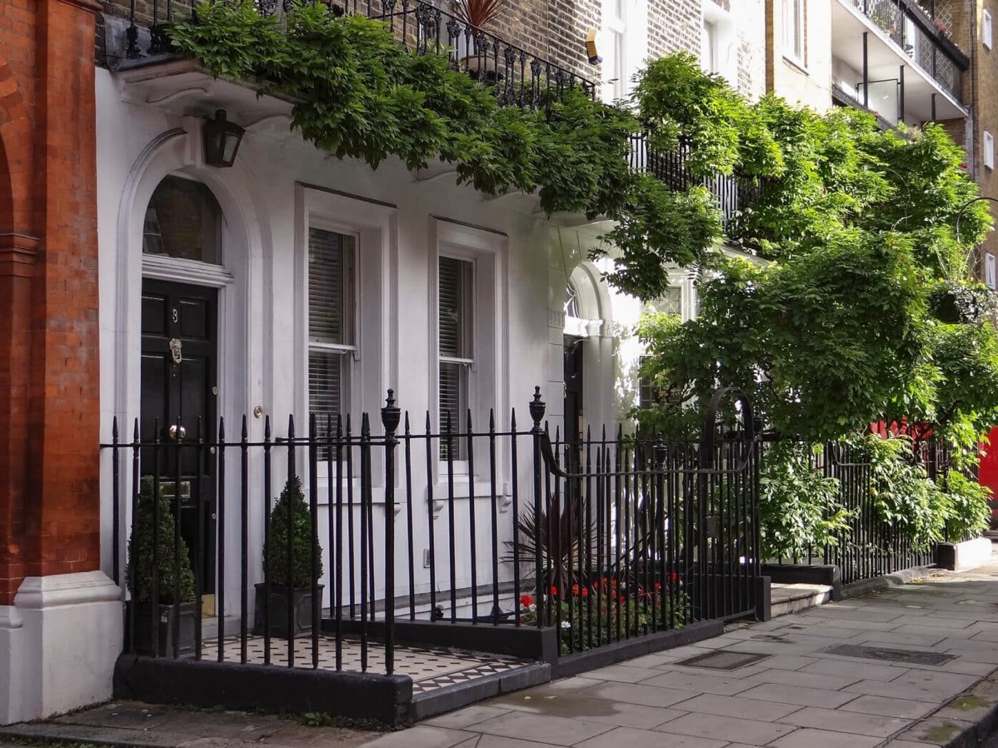 City/Destination.
Fachada de viviendas de lujo en Londres. Arquitectura residencial en la ciudad, tema de Inmobiliare Summits real estate LATAM.