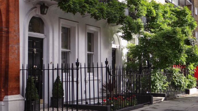 City/Destination.
Fachada de viviendas de lujo en Londres. Arquitectura residencial en la ciudad, tema de Inmobiliare Summits real estate LATAM.