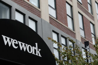 Fachada de WeWork en India, reflejando su presencia en el mercado inmobiliario tras la IPO. Oficinas modernas y espacio colaborativo en expansión.