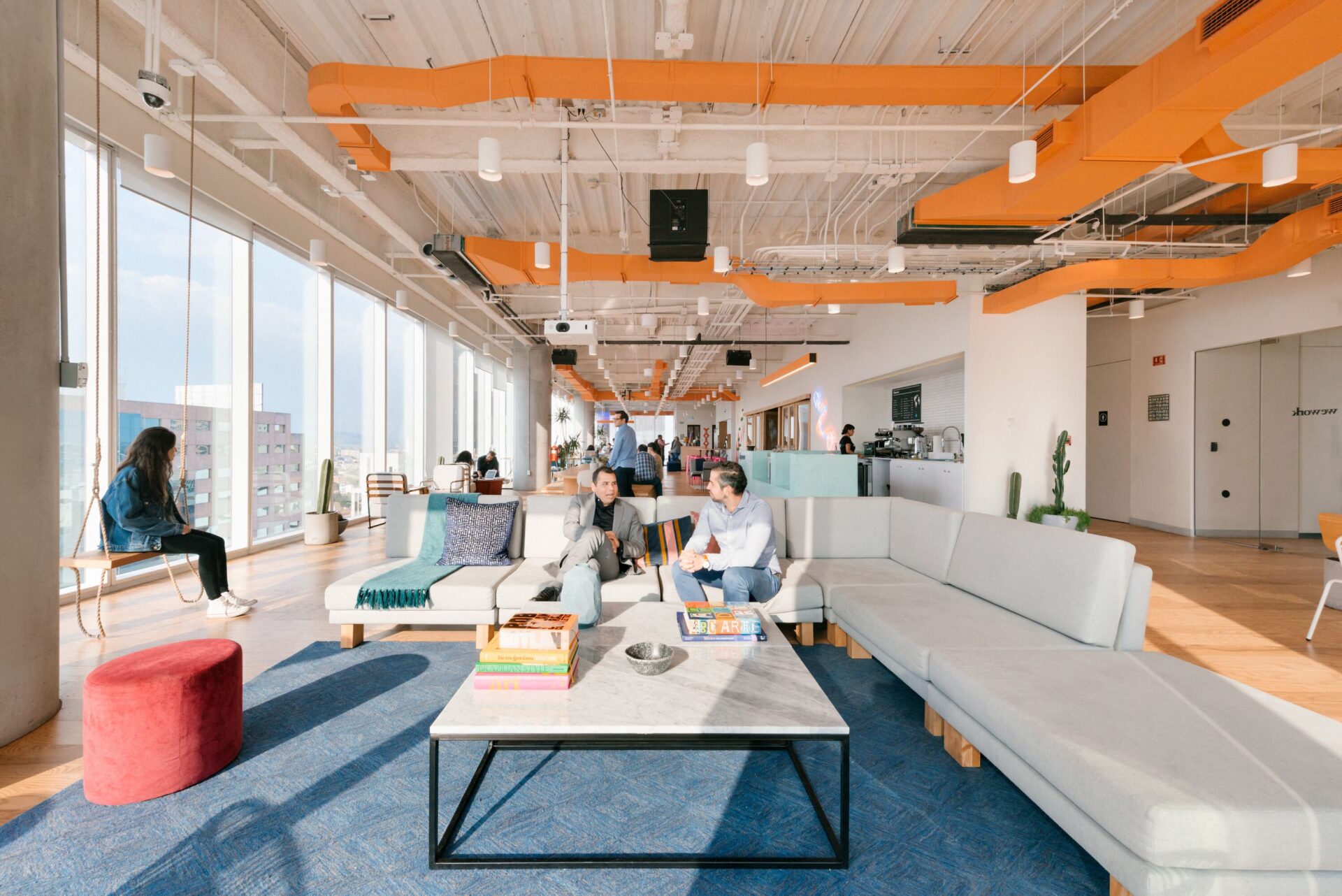 venue/architecture
Interior moderno y luminoso en Inmobiliare Summits, México. Espacio de networking con sofás, mesas y vistas a la ciudad. Conferencia real estate LATAM.